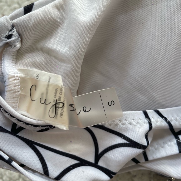 Cupshe Girl’s Swimsuit Top! - Picture 3 of 3